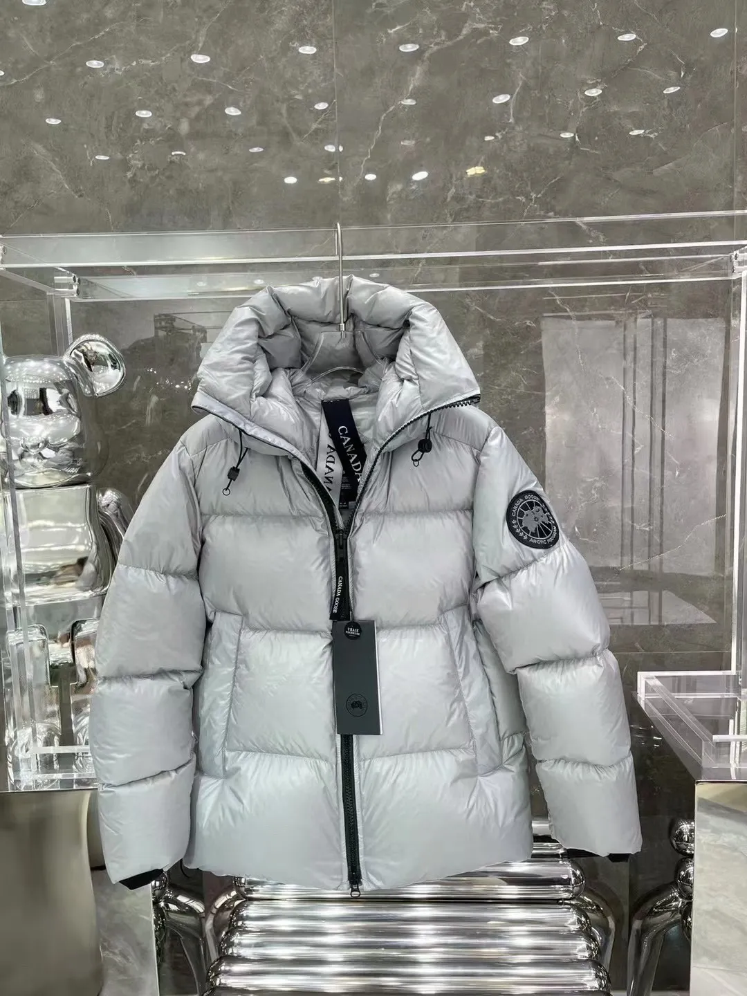P860 Canada Goose/Canada Goose 2022 limited new Crofton puff down jacket top version (exclusive to the entire network)‼ ️ ‼ ️Top version, ceiling level‼ ️ Crofton soft bread, the latest style in 2022, with cold protection effect up to level 4, made of recycled Feather-Light tear-resistant fabric, ultra-light, and no weight on the upper body at all! The unique black label highlights your temperament‼ ️ Canada Goose, a Canadian brand, has always been recognized as the warmest down jacket. Various Instagram celebrities, Internet celebrities, and celebrities often wear it for street photos. I do Canada Goose every year, but I still can’t get rid of my love for the geese. No matter how cold the weather is, there is no need to be afraid, because there are geese! Filled with 90% white duck down, Canada Goose is the legendary warmest down jacket and is known as a must-have for Arctic outdoor sports! The most popular down jacket in the world, celebrities are rushing to buy it, it is a must-have!   Same style for men and women Size: S~XXL Ready in stock
